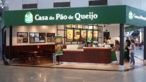 foto da fachada e uma loja da casa do pão de queijo em funcionamento.