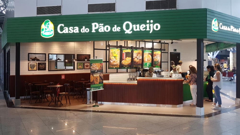 foto da fachada e uma loja da casa do pão de queijo em funcionamento.